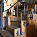 escalera acceso comedor - Vinoteca Casa D'auga - Taberna Delicatessen 