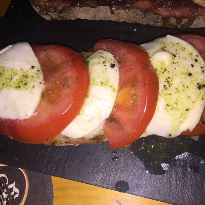 Tosta de queso mozarela con tomate - La esquina de abascal