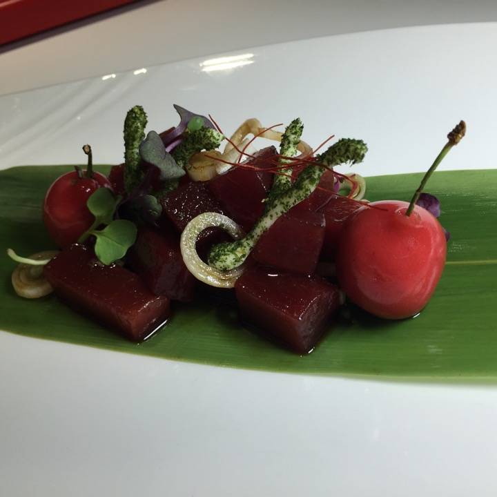 Descargamento de atún rojo de almadraba, marinada en soja, con falsas cerezas de queso payoyo - El Campero
